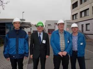 Geschäftsführer Dr. Marco Millies, Achim Post (MdB), Dirk Krumwiede  und Thomas Seiffart führen über das Betriebsgelände der BASF an der Karlstraße. 
