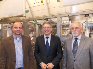 Sven-David Plate, Achim Post und Arthur Plate vor einer kundenspezifischen Sondermaschine in der Produktion