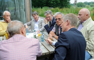 Zu Tisch im Großen Torfmoor (v.l.): Hermann Nagel, Karl-Friedrich Rahe, Barbara Hen-dricks, Achim Post, Lothar Mattegiet, Frank Haberbosch und Günter Bösch.