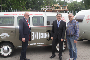 Bildunterschrift: MdL Ernst-Wilhelm Rahe, MdB Achim Post und Geschäftsführer Bernd Schling